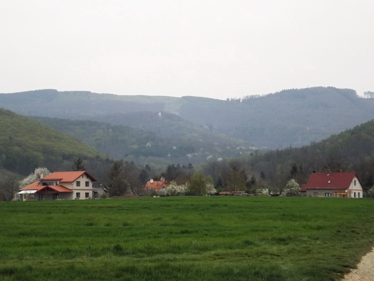 Bozsok házai felett a távolban feltűnik a Szent Vid kápolna tornya