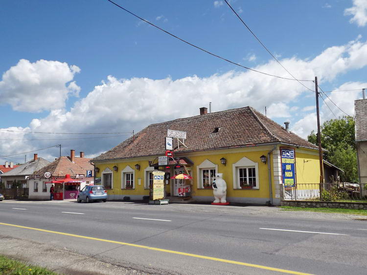 Nádasd - A Cafe Rick kávéház. Itt fejeztem be egy hónapja az alpokaljai túrámat, és innen indulok most az Őrség felé.