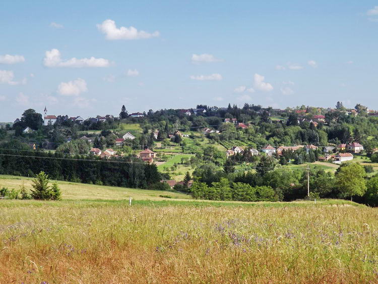 Kilátás a túlsó dombon fekvő Kustánszegre