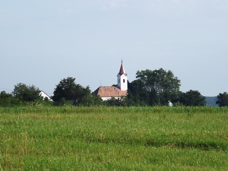 Visszapillantás a kustánszegi templomra a falu széléről