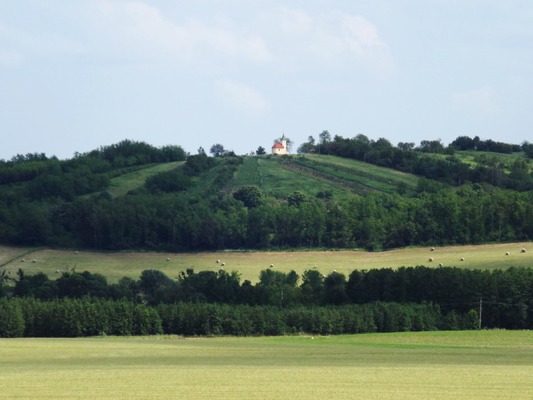 Már jól látszik a dombtetőn álló kis kápolna is, ahová a sátorozást terveztem