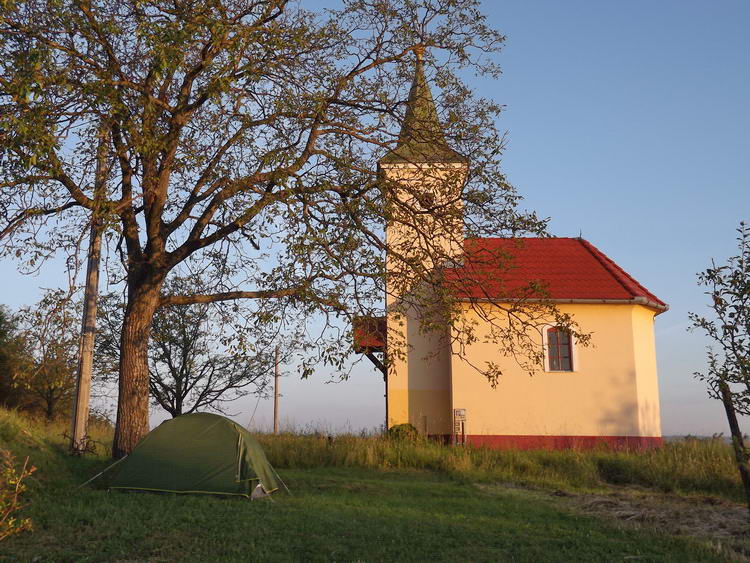 A sátor és a kápolna a napkelte első fényeiben