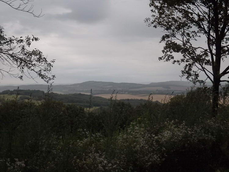 Reggeli kilátás a kulcsosháztól a környező dombokra. Ekkor éppen nem esett az eső.