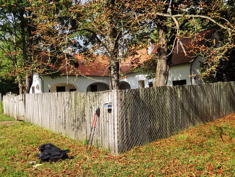 Noszlopy Gáspár szülőháza, kerítésén a kéktúra pecsét dobozkájával