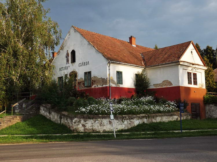 A már évek óta zárva tartó Betyár csárda Somogysárdon A már évek óta zárva tartó Betyár csárda Somogysárdon
