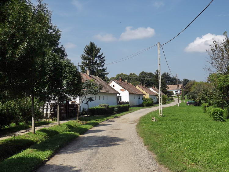 Felsőkövesd egyetlen utcáján Felsőkövesd egyetlen utcáján