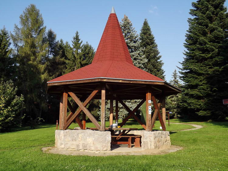 A vadászház parkjának filagóriája kéktúra pecsételőhely. Fel van festve a jel és ott virít a dobozka is. A vadászház parkjának filagóriája kéktúra pecsételőhely. Fel van festve a jel és ott virít a dobozka is.