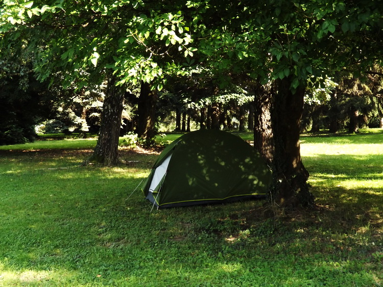 Sátorozás a park fái alatt