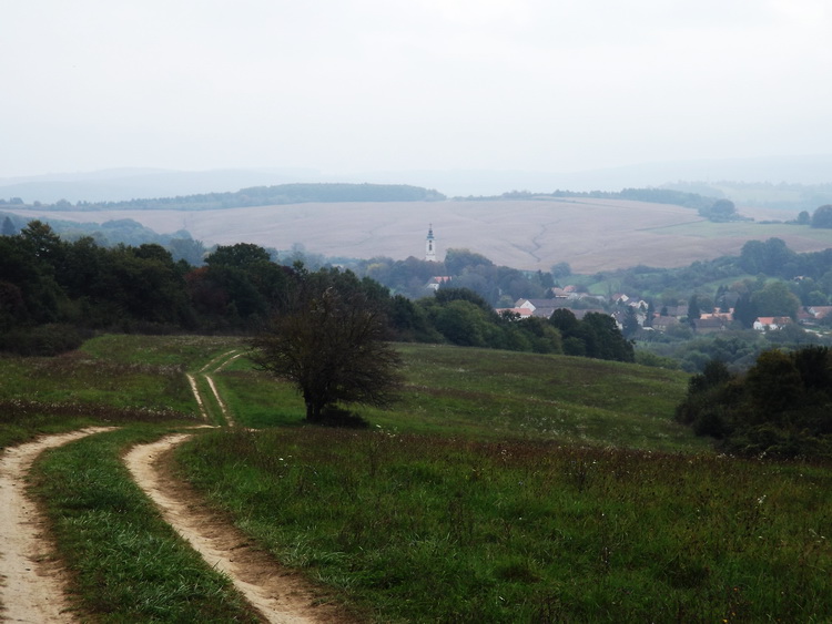 Kilátás a dombtetőről Abaligetre