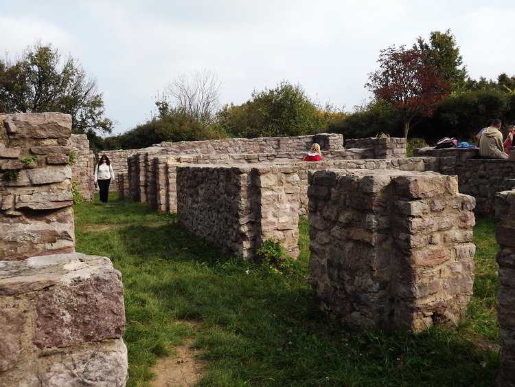 A középkori pálos kolostorrom falai