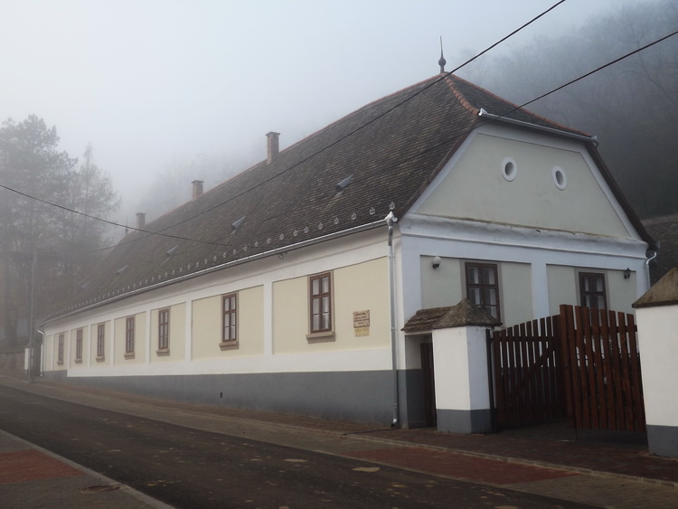 Vékony ködben indultam tovább az Apponyi kúriától