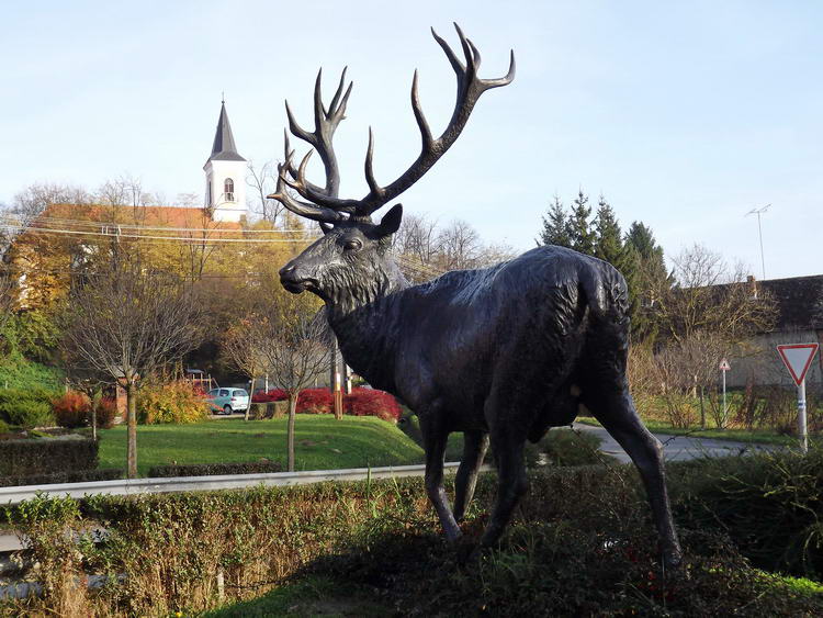 A világbajnok szarvasbika szobra Szálkán