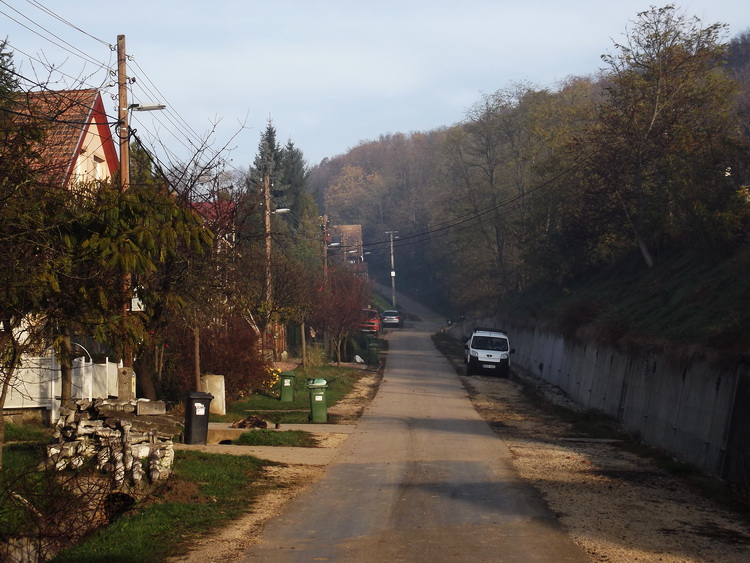 A szálkai Petőfi Sándor utca kaptatója a vendégháztól nézve