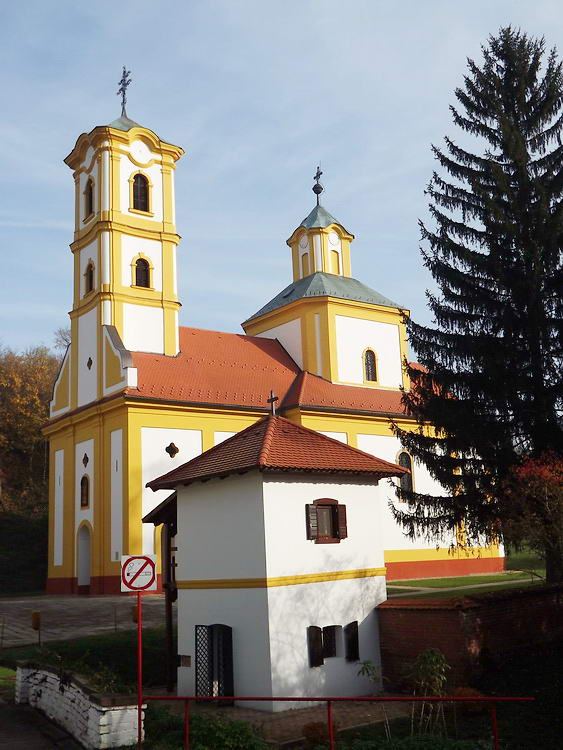 Az ortodox templom a kútházzal