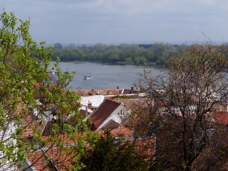 Kilátás a Dunára a háztetők felett