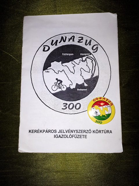 A Dunazug 300 Kerékpáros Körtúra igazolófüzete és jelvénye