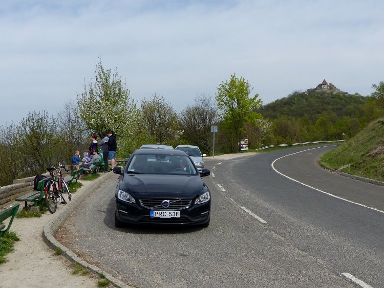 A parkolóból előretekintve már nincs messze a Fellegvár