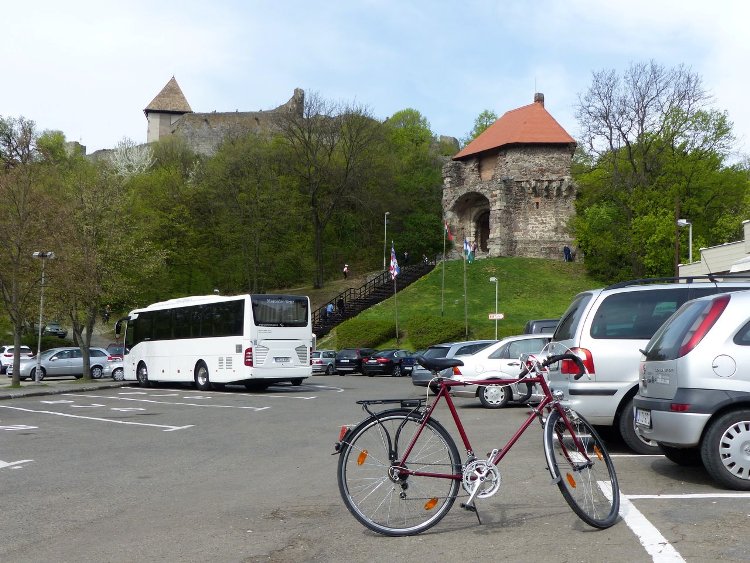 Igazoló fénykép a bicajról a Fellegvár parkolójában