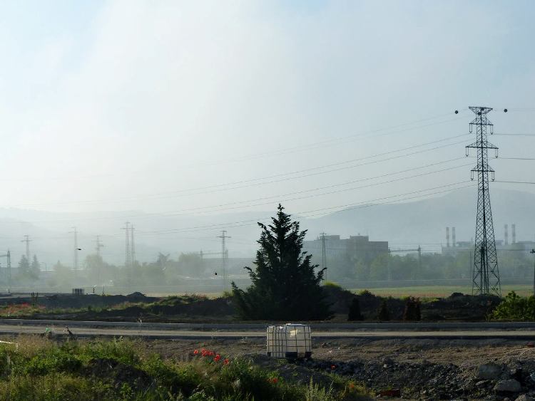 A Suzuki gyár még gyorsan oszladozó ködfelhőbe burkolózik