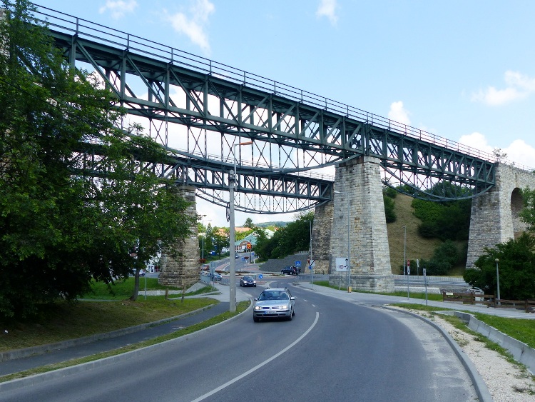 Biatorbágyon megálltam egy pillanatra a már használaton kívüli vasúti viaduktoknál