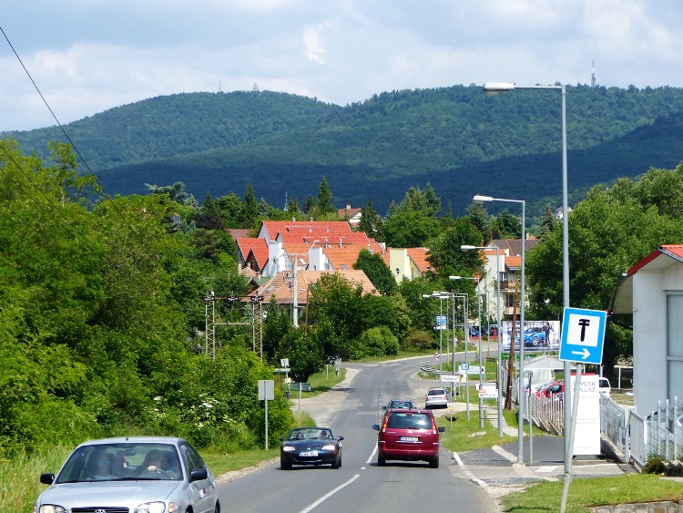 Budakesziről már jól látszik a János-hegy csúcsán álló Erzsébet kilátó