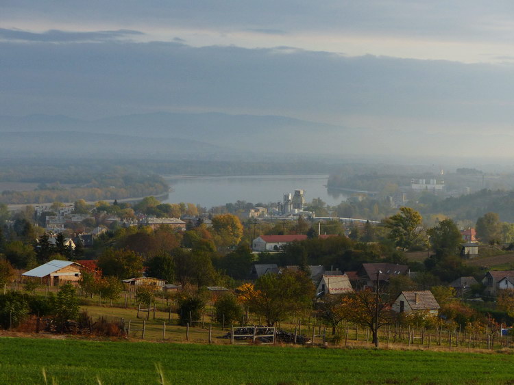 Kilátás a dombokról Lábatlanra és a Dunára