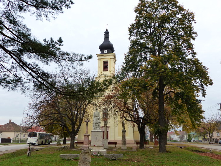 Tarján központjában áll a római katolikus temlom