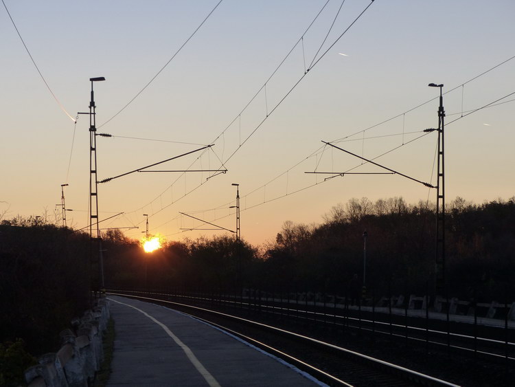 Napkelte a szári vasútállomás peronján
