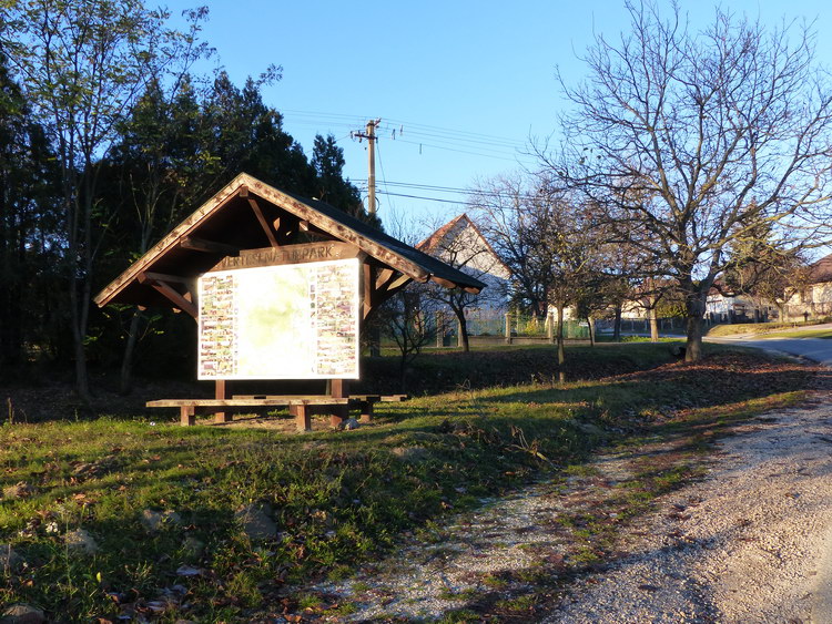 A Vértesi Natúrpark tájékoztató táblája Száron