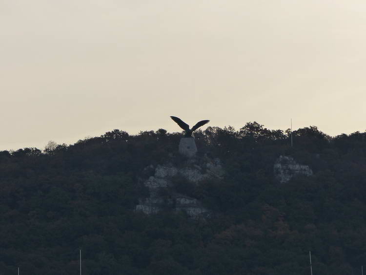 Tatabánya - Jól látszik a városközpontból a Turul szobra