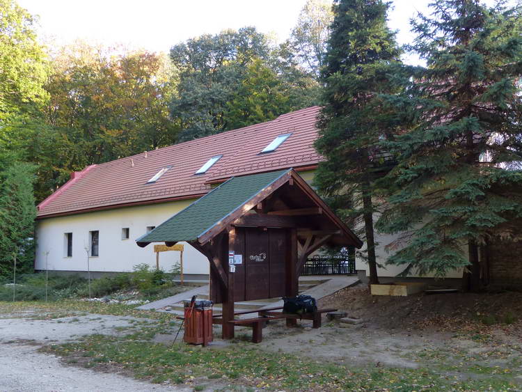 KDP pecsételőpont a Vértes tábor épülete előtt