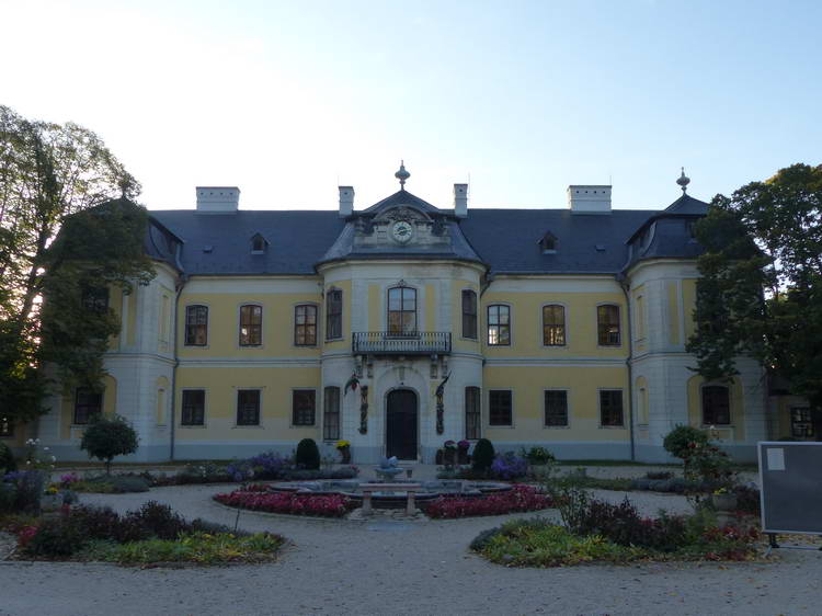 Mór belvárosában áll a későbarokk Lamberg kastély