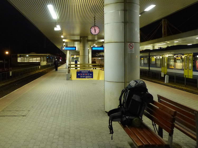 Vonatra várva a Kelenföldi pályaudvar peronján