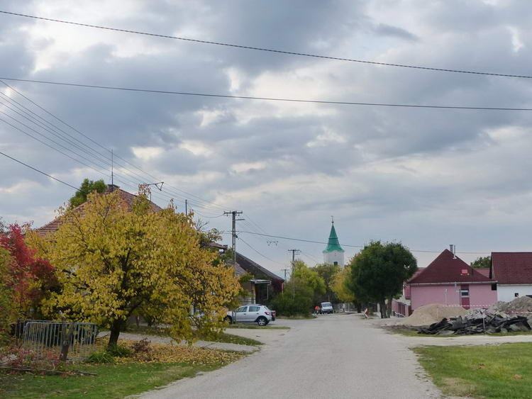 Átvágtam a kora reggel ébredező Inotán