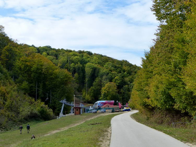 Feltűnt előttem a sífelvonó alsó végállomása