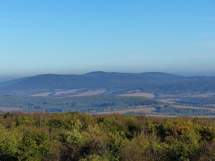 A Kőris-hegy, tetején a radarállomás „golflabdájával”