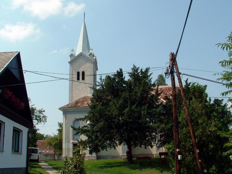 Tömörd - A kéktúra bélyegző dobozkája egy villanyoszlopon található a templom alatt