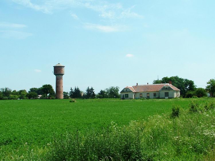 Feltűntek előttünk Kincsédpuszta épületei