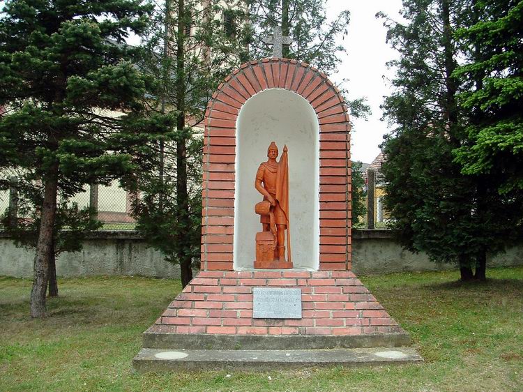 Hosszúpereszteg - Szent Flórián szobra áll a római katolikus templom előtt
