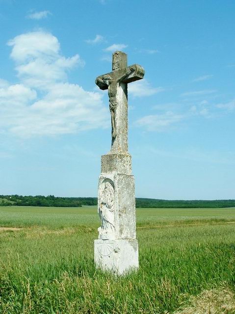 Kőkereszt a mezők közepén