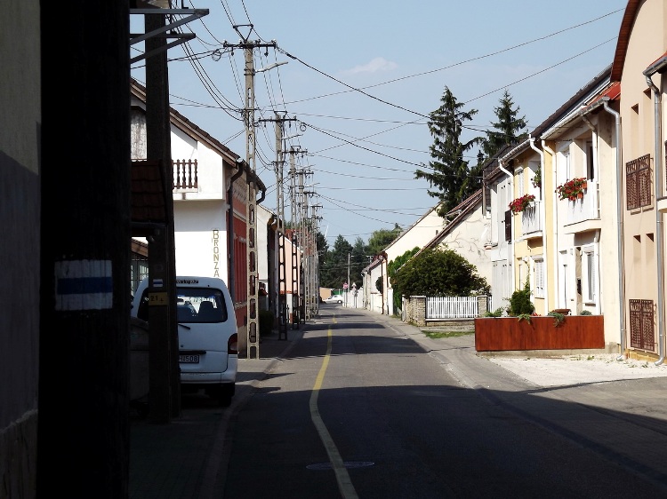 A csendes Nadásdy Ferenc utcán indulunk a központ felé