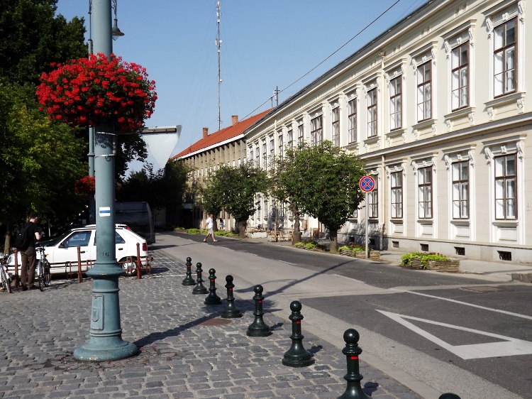 Megérkeztünk a Városháza hátsó frontjához