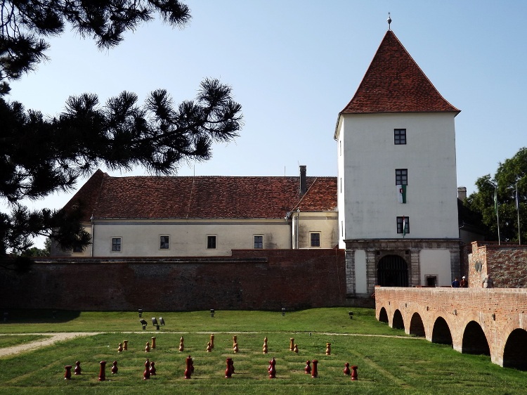 Túránk vége a Nádasdy vár előtt van