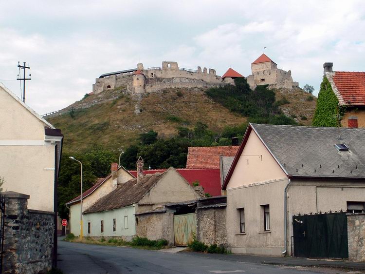 Sümeg - A háztetők felett már látszik a vár