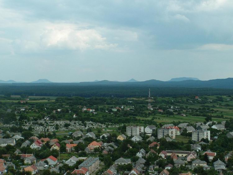 Sümeg - Kilátás a várfalakról a tanúhegyekre