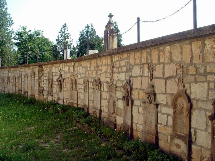 Rezi - Régi sírkövek a temető falában
