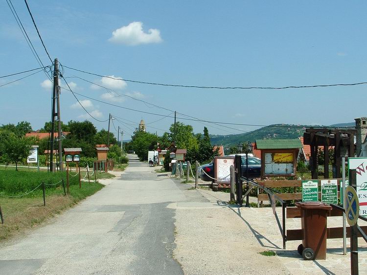 Hévíz - Vendéglők, borozók hosszú sora mellett visz el az utunk