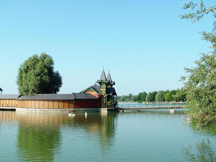 Keszthely - A strand épülete a hévízi Tófürdő épületeire hajaz