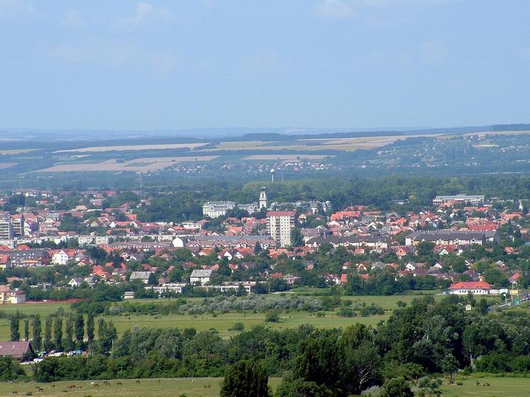 Távcsővel jól látszik a Festetics kastély is