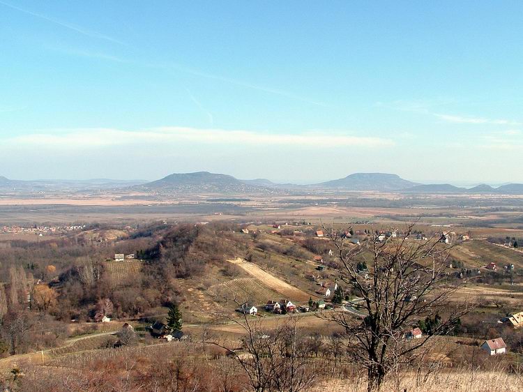 Kilátás a Kő orráról a tanúhegyekre